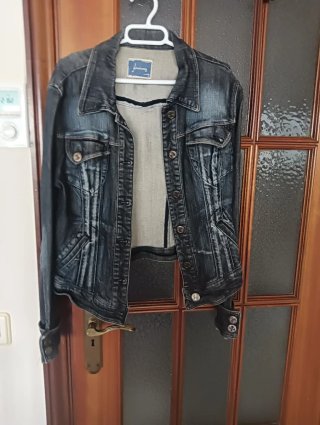 Cazadora vaquera Stradivarius. Realmente talla M