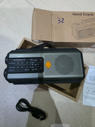 Radio de Emergencia Solar y Manivela