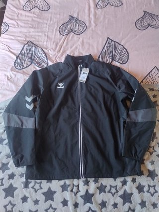 Chaqueta Hummel Negra y Gris.