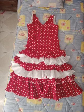 Traje de flamenca rojo con lunares blancos