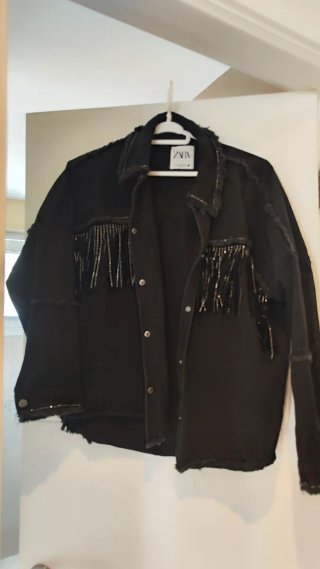 Chaqueta Vaquera Negra Zara con Flecos. Over Side.