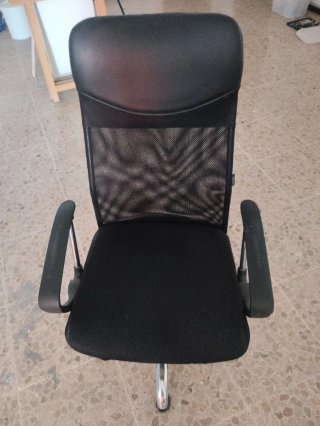 Silla de oficina negra con ruedas.