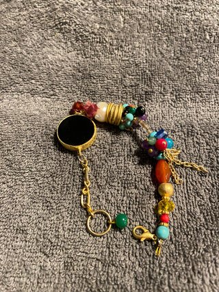 Pulsera con abalorios y detalle central