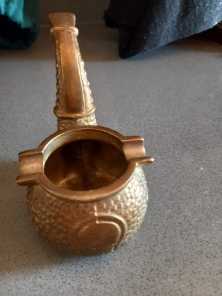 Cenicero de Metal con Forma de Pipa