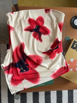 Camiseta con estampado floral