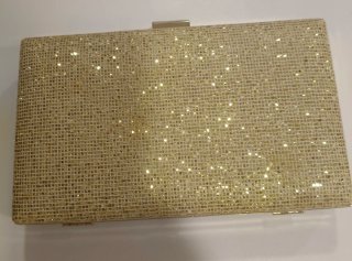 Bolso de mano tipo clutch dorado