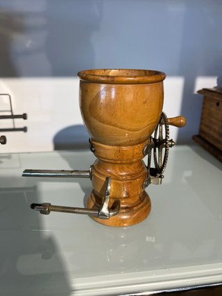Molinillo de café antiguo de madera