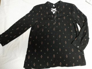 Blusa negra estampada Stradivarius
