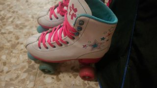 Patines de cuatro ruedas con diseño de estrellas