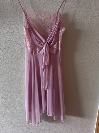 Camisón rosa con detalles de encaje