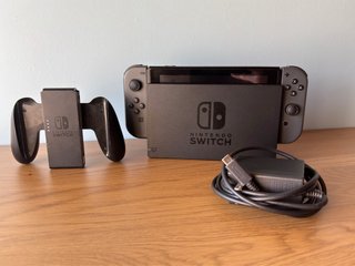 Nintendo Switch V1 + Mario Kart 8 Deluxe