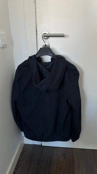 Lote de Casaco e 3 Camisas