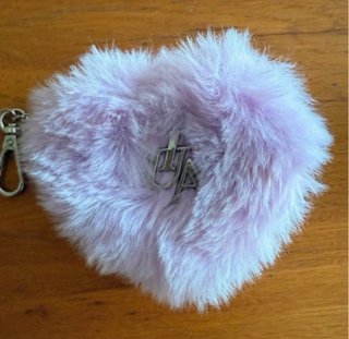 Llavero de Corazón Peludo Morado