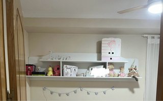 Estantería de pared blanca