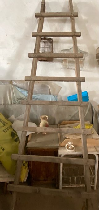 Escalera de madera rústica, con 7 peldaños
