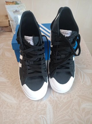 Zapatillas Adidas Negras y Blancas