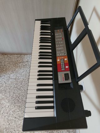 Teclado Yamaha PSR-F50 con Soporte y Atril
