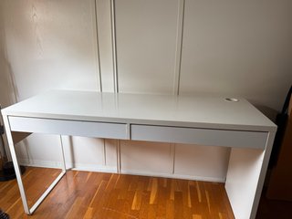 Mesa de escritorio blanca