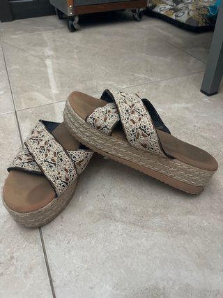 Sandalias con Plataforma y Detalle Calado