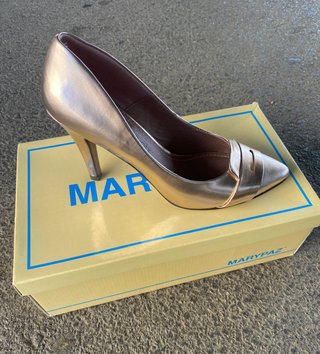 Zapatos de tacón Marypaz dorados