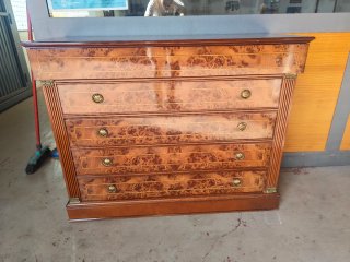 Cómoda de Madera Clásica