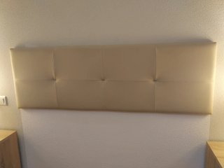 Cabecero de cama tapizado en polipiel color crema