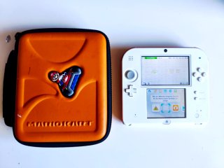 Nintendo 2DS Blanca con Funda Mario Kart