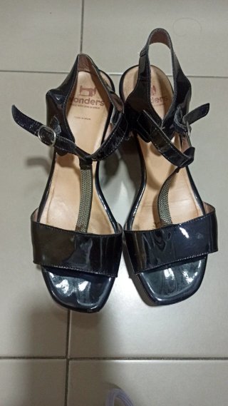 Sandalias de cuña Wonders negras