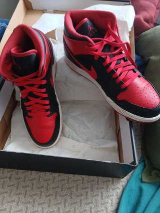 Nike Air Jordan 1 Mid Rojas y Negras Talla 42