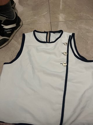 Camisa sin mangas blanca y azul
