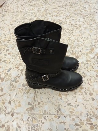 Botas Negras con Tachuelas