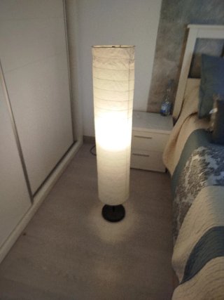 Lámpara de pie cilíndrica