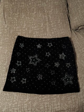 Falda de terciopelo negra con estrellas