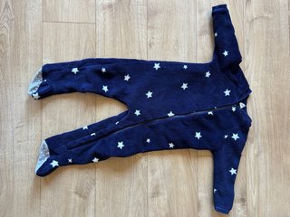 Pijama de una pieza azul con estrellas