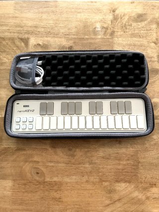 Teclado MIDI Korg nanoKEY2 + Estuche