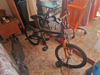 Bicicleta BMX Negra y Naranja