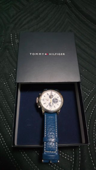 Reloj Tommy Hilfiger con caja