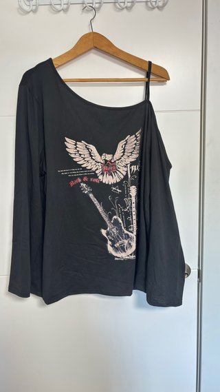 Camiseta Negra Hombro al Descubierto Rock