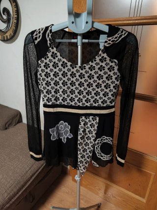 Camiseta estampada negra y blanca