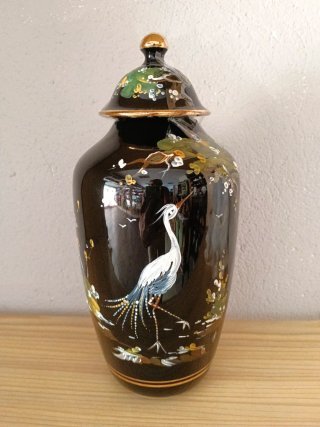 Jarrón de cerámica negro y dorado