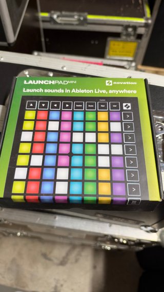 Controlador MIDI Novation Launchpad Mini MK3