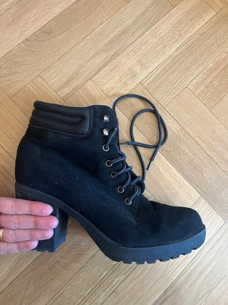 Botines Negros con Cordones