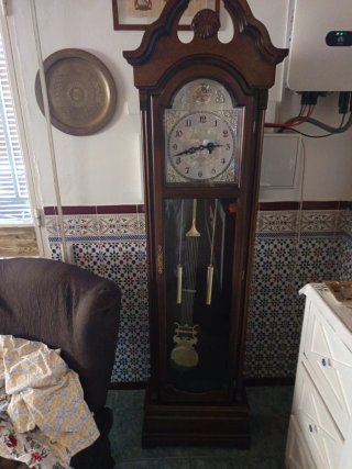 Reloj de pie antiguo de madera