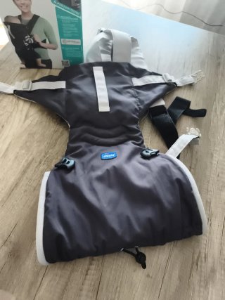 Mochila apta porteo marca Chicco posición M