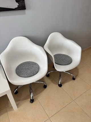2 Sillas de escritorio blancas con ruedas