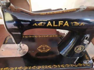 Máquina de Coser Alfa Antigua