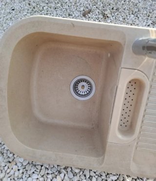 Fregadero de piedra beige
