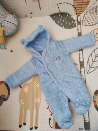 Buzo de bebé azul con capucha