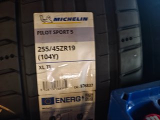 Neumático Michelin Pilot Sport 5 255/45 ZR19
