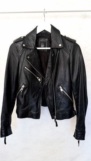 Cazadora de piel negra Zara